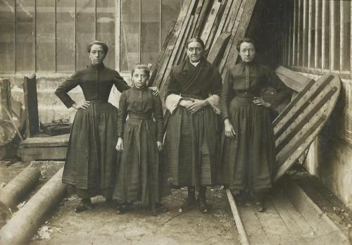 ancien-boulogne-vieux-matelotes-boulonnaises-employees-a-la-saurisserie.jpg