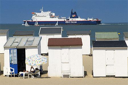 chalets-sur-la-plage-de-calais-herve-tavernier-calais.jpg