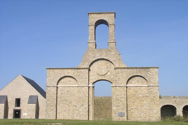 fort-nieulay-la-facade-de-la-chapelle-herve-tavernier-calais.jpg