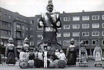 geant-dunkerque-le-reuze-et-son-escorte-nord-pas-de-calais.jpg