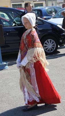 le-portel-jeune-fille-en-habit-rouge-herve-tavernier-calais-1.jpg