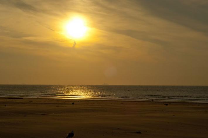 soleil-couchant-plage-de-calais-herve-tavernier-calais.jpg
