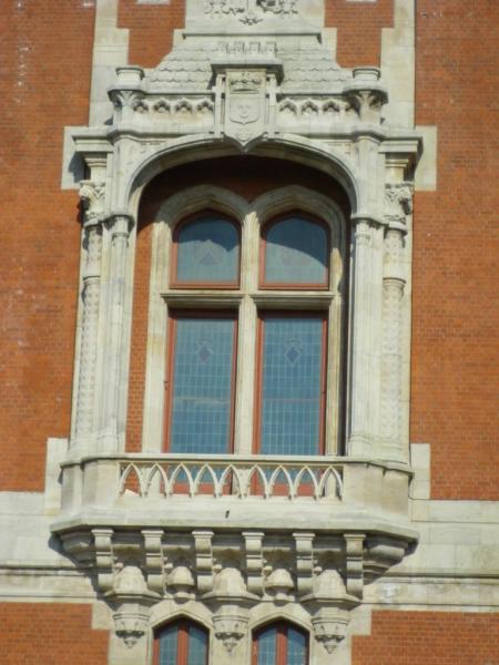 calais-balcon-de-l-hotel-de-ville.jpg