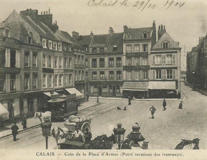 calais-coin-de-la-place-d-armes-point-terminus-des-tramways.jpg