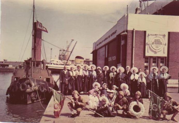 calais-groupe-folklorique-devant-la-station-de-sauvetage.jpg