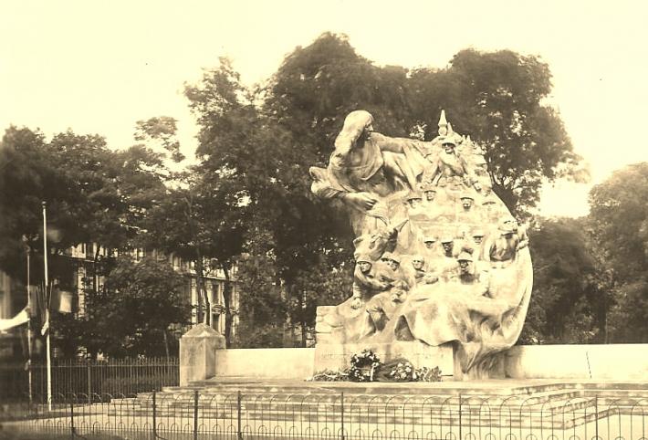 calais-l-ancien-monument-aux-morts-et-la-rue-richelieu.jpg