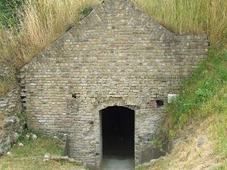 calais-le-fort-nieulay-entree-d-un-entrepot-d-armes-de-munitions-de-ravitaillement-vieux-fort-anciennes-fortifications-de-vauban.jpg