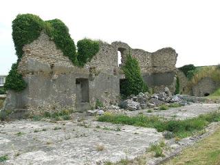 calais-le-fort-nieulay-ruine-d-un-mur-vieux-fort-anciennes-fortifications-de-vauban.jpg