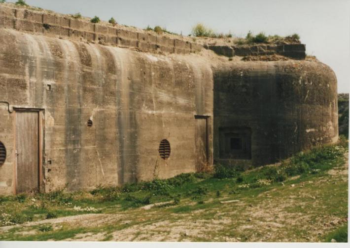 calais-le-fort-nieulay-un-bunker-allemand-reste-dans-l-enceinte-du-vieux-fort-anciennes-fortifications-de-vauban.jpg