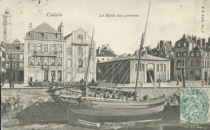 calais-le-minck-la-halle-aux-poissons-et-un-bateau-de-peche.jpg