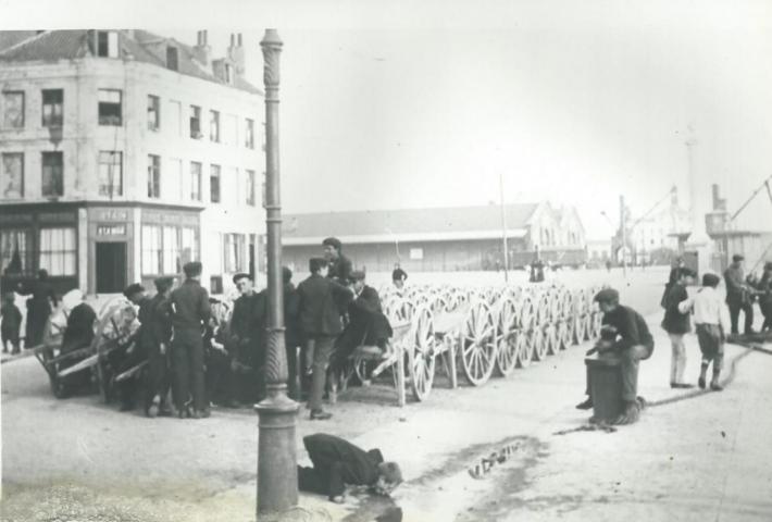 calais-les-charettes-attendent-le-poisson.jpg