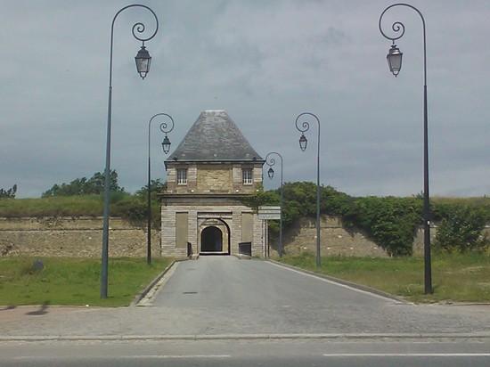 calais-porte-de-la-citadelle-face-a-la-gendarmerie.jpg