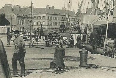 calais-une-gamine-porte-le-repas-a-son-pere.jpg