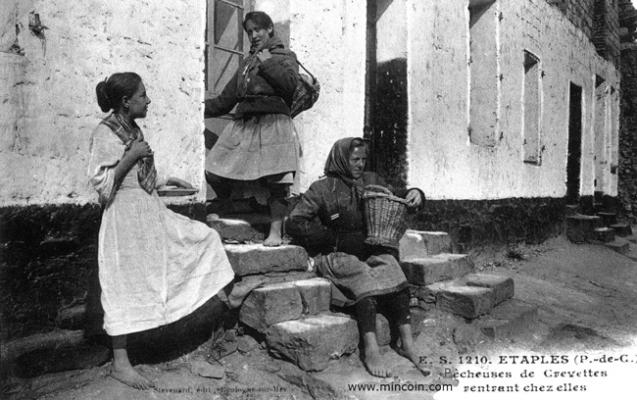 etaples-pecheuses-de-crevettes-rentrant-chez-elle-herve-tavernier-calais.jpg
