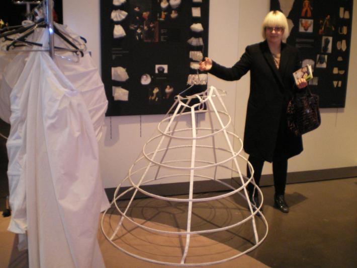 armature de robe à panier tenue par Cassandre lors de l'expo cité internationale de la mode et de la dentelle a calais.jpg