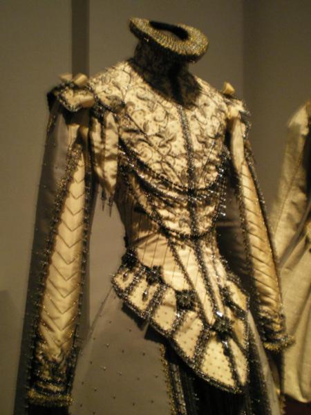 costume de theatre cite de la dentelle calais.jpg