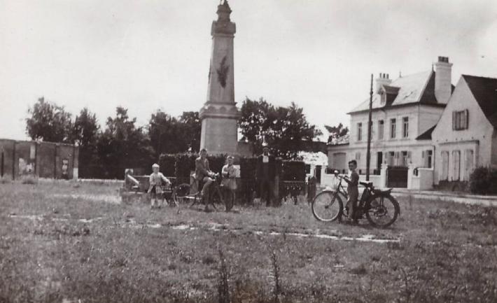 marck-la-grande-place-et-le-monument-aux-morts.jpg